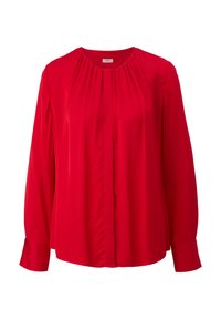 Blouse rouge à manches longues avec des détails plissés autour du col et une patte de boutonnage cachée sur le devant, avec des manches à poignets.