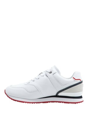 Hvid læder-sneaker med rød sål, sorte og grå accenter, snørelukning og polstret krave, vist fra ydersiden.