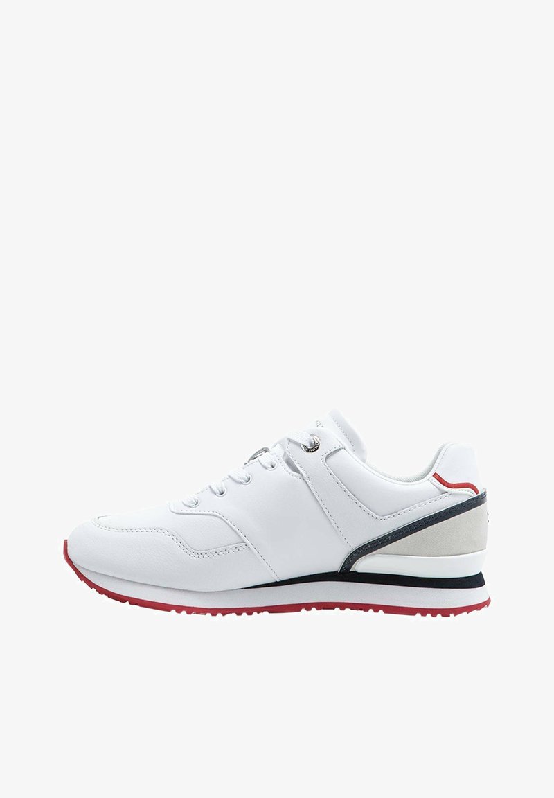 Baskets en cuir blanc avec semelle rouge, accents noirs et gris, fermeture à lacets et col matelassé, vues de côté extérieur.