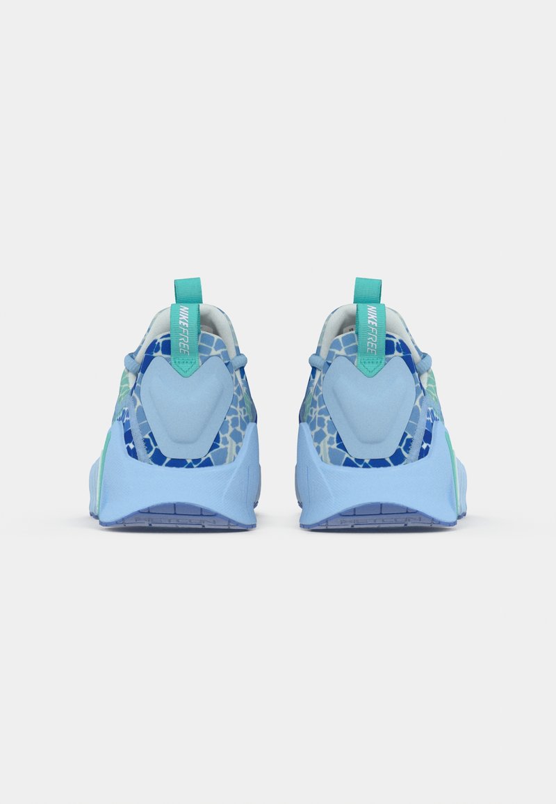 Blaue Sportschuhe mit einem Obermaterial aus Mesh, das ein geometrisches Muster aufweist, türkisfarbene Akzente und Ziehschlaufen an der Ferse für ein einfaches Anziehen.