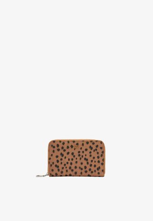 Brązowy portfel na zamek błyskawiczny z czarnymi cętkami w panterkę i małym złotym logo z przodu na białym tle.