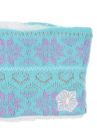 Gebreide oorwarmers in lichtblauw met paarse sneeuwvlokpatroon, zilveren accenten en een zachte witte fleece voering. Bevat geborduurde sneeuwvlokdetails.