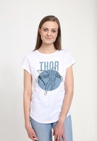 Bílý tričko s modrou grafikou Thora, který drží kladivo, tištěnou v kruhovém designu. Krátké rukávy, kulatý výstřih, volný střih.
