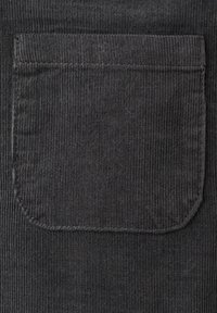 Buzunar din catifea neagră cu nervuri verticale, margini coase neatât de bine și un colț inferior rotunjit. Materialul are un aspect moale și texturat.