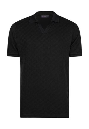 Polo negro de manga corta con un patrón texturizado, que presenta un collar en forma de V y una sutil etiqueta de logo en el interior del cuello.