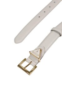 Cintura in pelle sintetica bianca con superficie testurizzata, fibbia rettangolare dorata e dettaglio logo triangolare in metallo. Cinque fori per la regolazione.