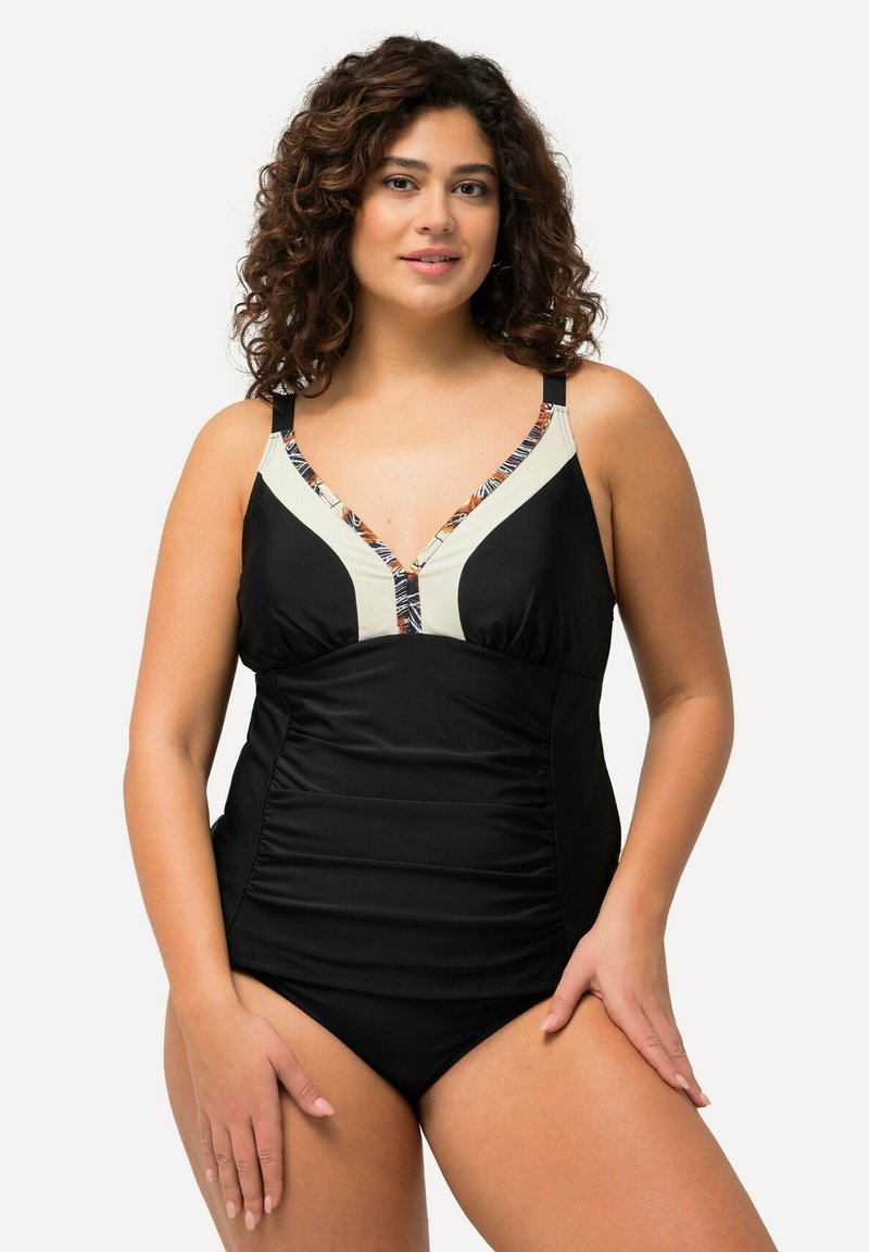 Costume da bagno nero con un design strutturato che presenta un collo a V e dettagli in crema. Dettagli testurizzati sul busto e lati arricciati.