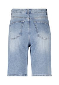 Shorts en denim bleu clair, avec une taille standard, deux poches arrière et un ourlet effiloché. Texture lisse avec des zones décolorées.