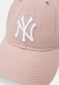 Ružová baseballová čiapka z textúrovanej tkaniny s vyšitým bielym logom NY vpredu. Má zakrivený šilt a prešité detaily.
