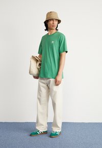 adidas Originals ESSENTIAL TEE - Základné tričko - preloved green