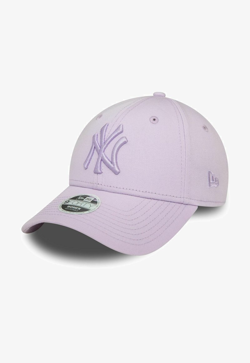 Gorra de béisbol de color púrpura claro hecha de tela con un diseño estructurado. Presenta un logo bordado de NY en la parte frontal y un visera curvada.