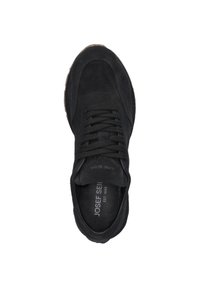 Schwarze Wildleder-Sneaker mit runder Zehenpartie, strukturiertem Obermaterial, flachen Schnürsenkeln, gepolstertem Zungenbereich und kontrastierender Sohle. Beinhaltet ein Branding-Detail im Inneren.