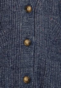 Cardigan a maglia blu navy con motivo testurizzato, cinque bottoni dorati e una vestibilità casual con polsini e orlo a coste.