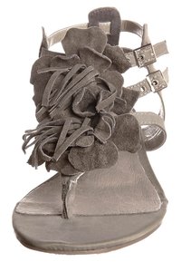 Šedá semišová sandála s květinovou ozdobou a třásněmi, s otevřenou špičkou, nastavitelnými pásky a plochou podrážkou.