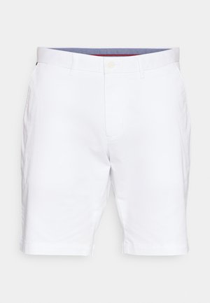 Weiße Baumwollshorts mit flachem Bund, Knopfverschluss und Gürtelschlaufen. Gerader Schnitt mit glatter Textur und ohne sichtbare Muster.