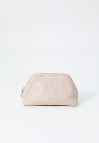 Pochette in pelle beige con parte superiore arrotondata, finitura testurizzata, zip argentata e logo in rilievo sul fronte. Design compatto e minimalista.
