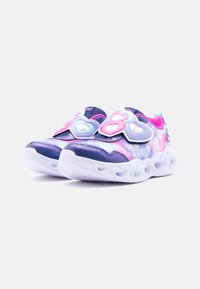 Παιδικά αθλητικά παπούτσια με μοτίβο φιξέ μωβ, ροζ και μπλε, διακοσμήσεις σε σχήμα καρδιάς στα λουράκια και λευκές σόλες με περικοπές σε σχήμα καρδιάς.