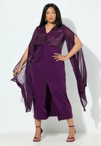 Fialové šaty s korzetem zdobeným flitry, průsvitnými volnými rukávy a předním rozparkem. Navrženy z hladké látky pro přiléhavý střih.