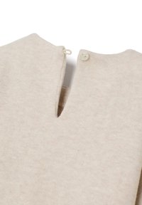 Beige gebreide stof met een kleine opening die wordt vastgemaakt met een enkele crèmekleurige knop en een stoffen lus aan de bovenrand.