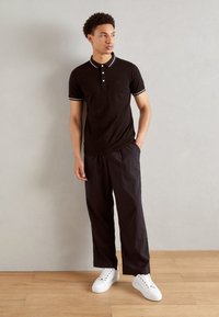 Lindbergh CONTRAST PIPING - Bluză polo - black