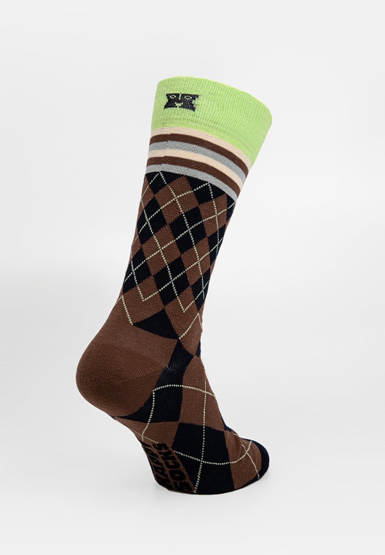 Kniestrümpfe mit einem braun-schwarzen Rautenmuster, grünem Bund und kontrastierenden beigen und grauen Streifen an der Oberseite.