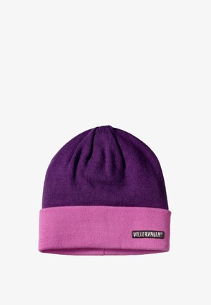 Fioletowa dzianinowa czapka typu beanie z różowym podwiniętym brzegiem, z czarną metką z logo. Gładka faktura i dopasowany krój zapewniają ciepło i komfort.