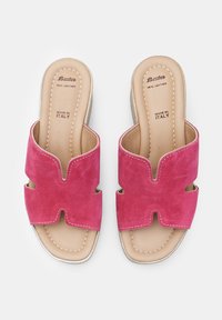 Sandales à talons en daim rose avec un design découpé, doublure en cuir, semelle beige et coutures blanches. Fabriquées en Italie.