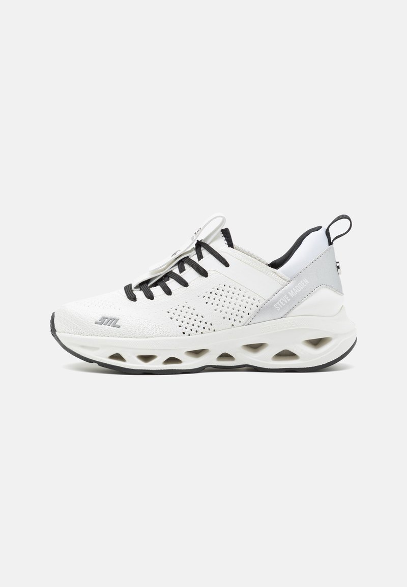 Sneaker sportivo bianco con lacci neri, tomaia in rete, design perforato, accenti grigi e suola ammortizzata con ritagli.