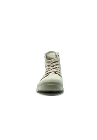 Sneaker high-top in tela beige con lacci, suola in gomma e occhielli in metallo. Presenta il marchio "Palladium" sulla linguetta e una suola testurizzata.