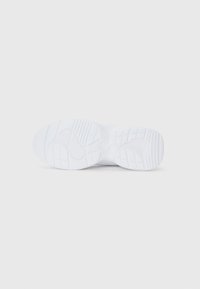 Witte sneakerzool met textuurpatronen voor grip en een klein reliëf sterlogo in het midden, weergegeven op een effen achtergrond.
