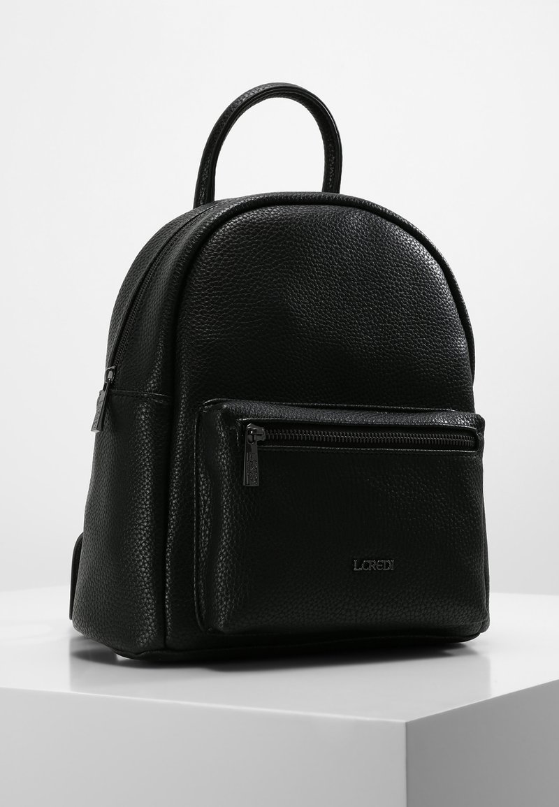 Mochila de cuero negro con un diseño redondeado, acabado texturizado, bolsillo frontal con cremallera y asa en la parte superior, con detalle del logo en la parte frontal.