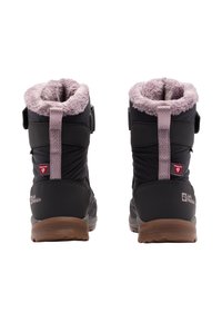 Zwarte winterlaarzen met een zachte roze fleece voering, een gestructureerde band en rubberen zolen. Voorzien van een logo en een achterste lus voor gemakkelijk aan- en uittrekken.