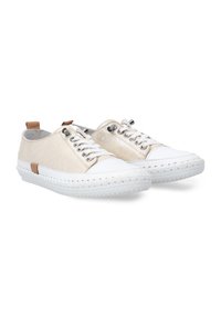 Beige Leinenschuhe mit weißen Gummisohlen, runder Zehenform und Schnürdesign. Merkmale sind metallische Ösen und ein braunes Leder-Detail an der Ferse.