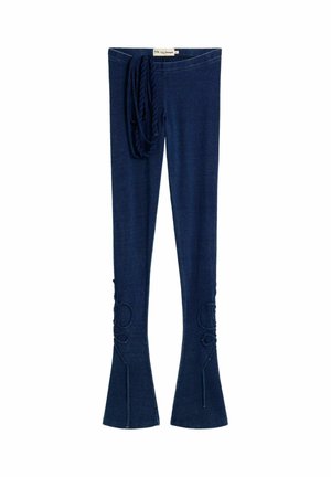 Navy plave široke hlače s pletenim pojasom na vezanje i ukrasnim šavovima blizu gležnjeva, prikazane na bijeloj pozadini.