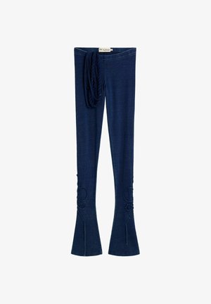 Marineblaue Schlaghosen mit geflochtenem Kordelzugbund und dekorativer Nahtverzierung in Knöchelhöhe, vor weißem Hintergrund dargestellt.