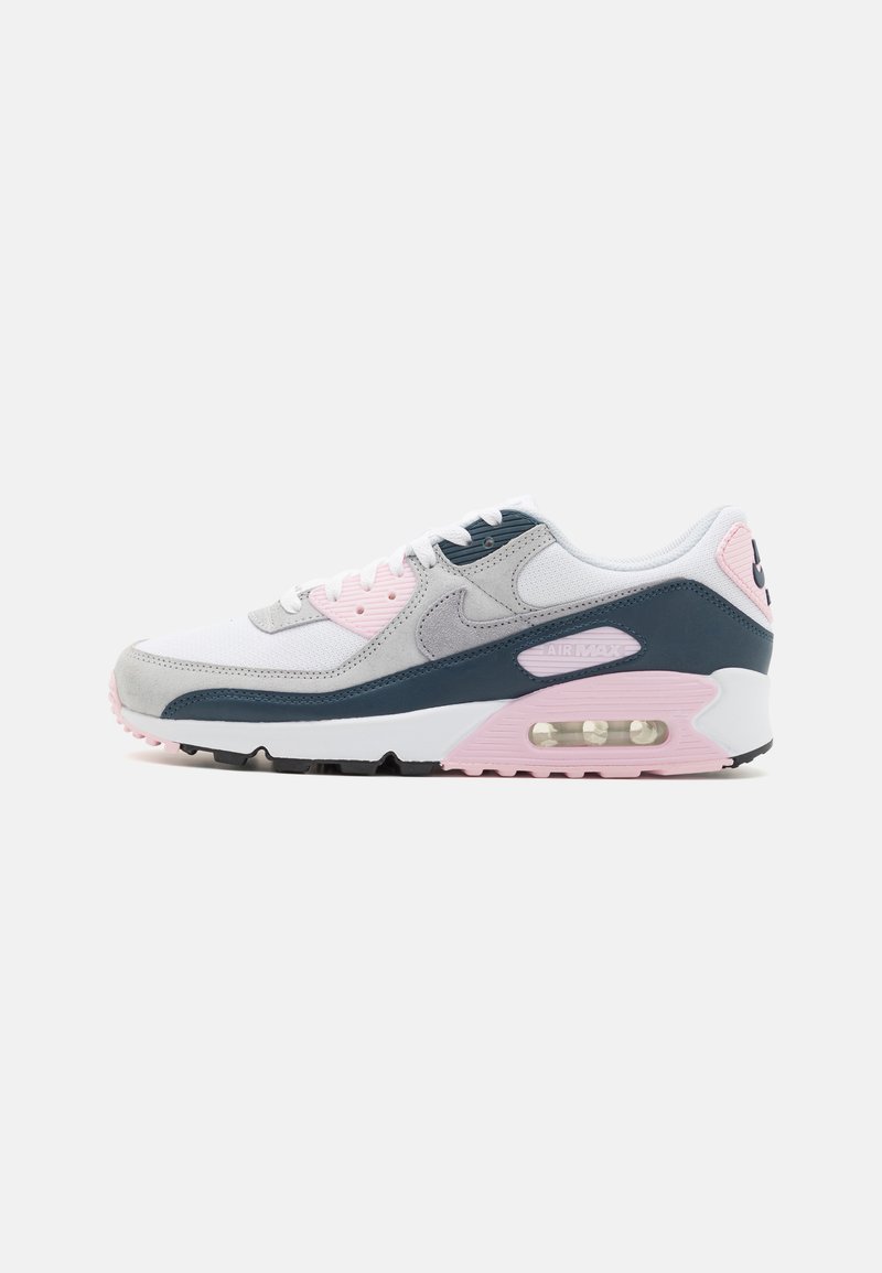 Las zapatillas Nike Air Max 90 presentan un upper de malla blanca y ante gris, acentuaciones en azul marino, detalles en rosa y una unidad de amortiguación de aire visible.