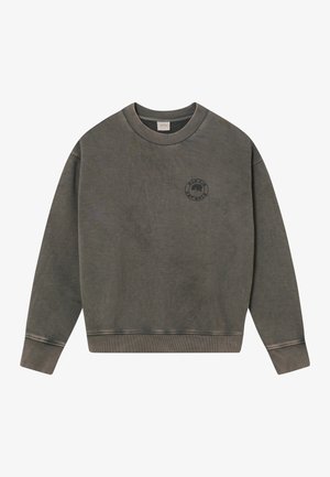 Tmavošedý crewneck svetr s žebrovanými manžetami a spodním lemem, na levé straně hrudi s malým kruhovým logem se stromem a textem.