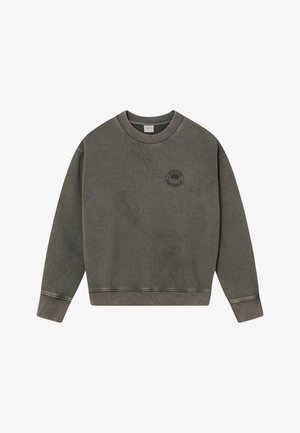 Tmavošedý crewneck svetr s žebrovanými manžetami a spodním lemem, na levé straně hrudi s malým kruhovým logem se stromem a textem.