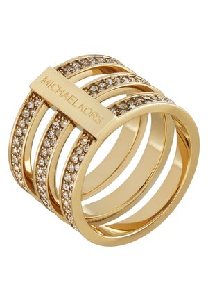 Michael Kors ring i guldfarve med fire parallelle bånd, to besat med klare krystaller, der har en rektangulær plade med mærkenavnet indgraveret.