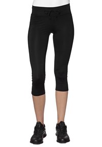 Czarne legginsy capri o gładkiej fakturze, z elastycznym pasem i regulowanym sznurkiem. Noszone z czarnymi butami sportowymi.