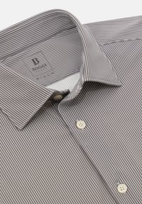 Camicia con colletto a righe grigie e bianche. Presenta due bottoni, colletto button-down e una consistenza del tessuto morbida.