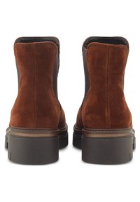 Stivaletti alla caviglia in suede marrone con un pannello laterale nero testurizzato, suola in gomma e dettagli in marrone chiaro a contrasto sul tallone.