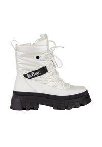 Białe ocieplane botki za kostkę z czarną, grubą podeszwą, sznurówka z przodu oraz logo "Lee Cooper" na czarnym pasku. Gładki materiał o błyszczącym wykończeniu.