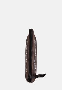 Porta matite marrone con cerniera, texture effetto legno e testo bianco. Presenta una cerniera nera e un piccolo tassello in tessuto nero.