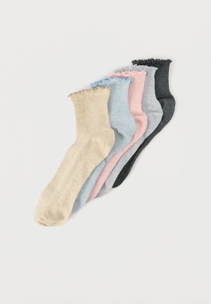 Vijf paar gerimpelde crew sokken in beige, blauw, roze, lichtgrijs en donkergrijs, overlappend gerangschikt op een witte achtergrond.