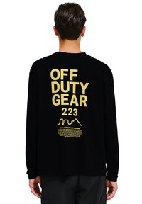 Svart långärmad tröja med stor gul text på baksidan: "OFF DUTY GEAR 223" med en grafisk silhuett och ytterligare text.