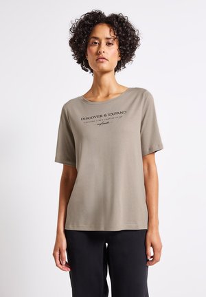 Olijfgroen T-shirt met korte mouwen en ronde hals, voorzien van zwarte tekstprint op de voorkant. Zachte stof met een relaxte pasvorm.