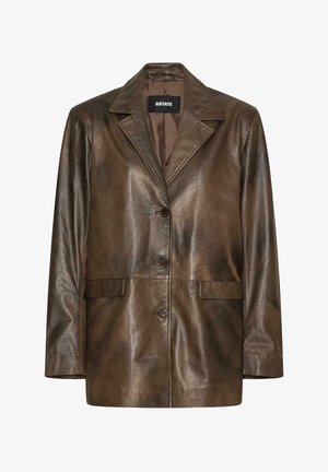 Bruine leren blazer met notch-revers, drie knopen aan de voorkant en klepzakken, aan de binnenzijde van de kraag gelabeld met "ROTATE".