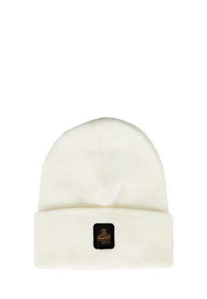 Beanie bianco realizzato in morbido tessuto a costine. Presenta un bordo piegato e una toppa nera con un dettaglio del logo dorato nella parte anteriore.