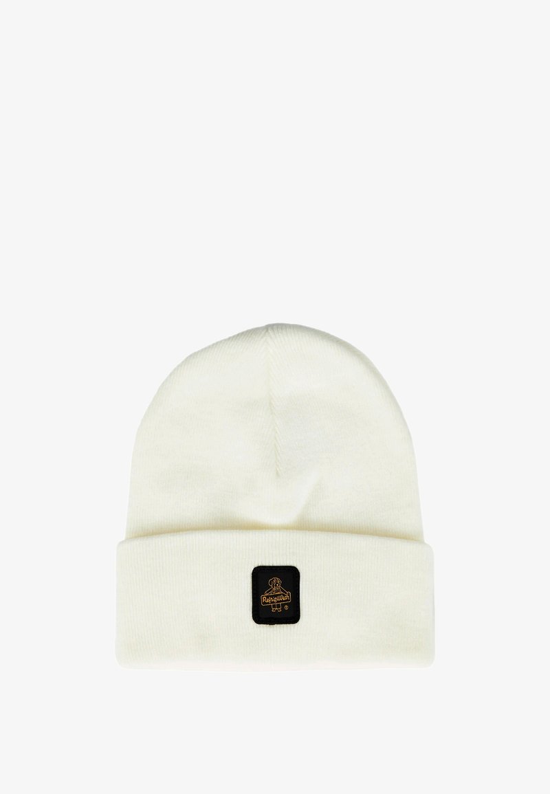 Beanie bianco realizzato in morbido tessuto a costine. Presenta un bordo piegato e una toppa nera con un dettaglio del logo dorato nella parte anteriore.